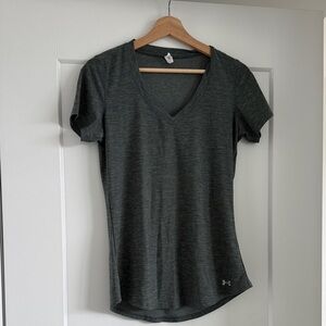 Under Armour Size M Women's Dark Gray V-Neck Tee